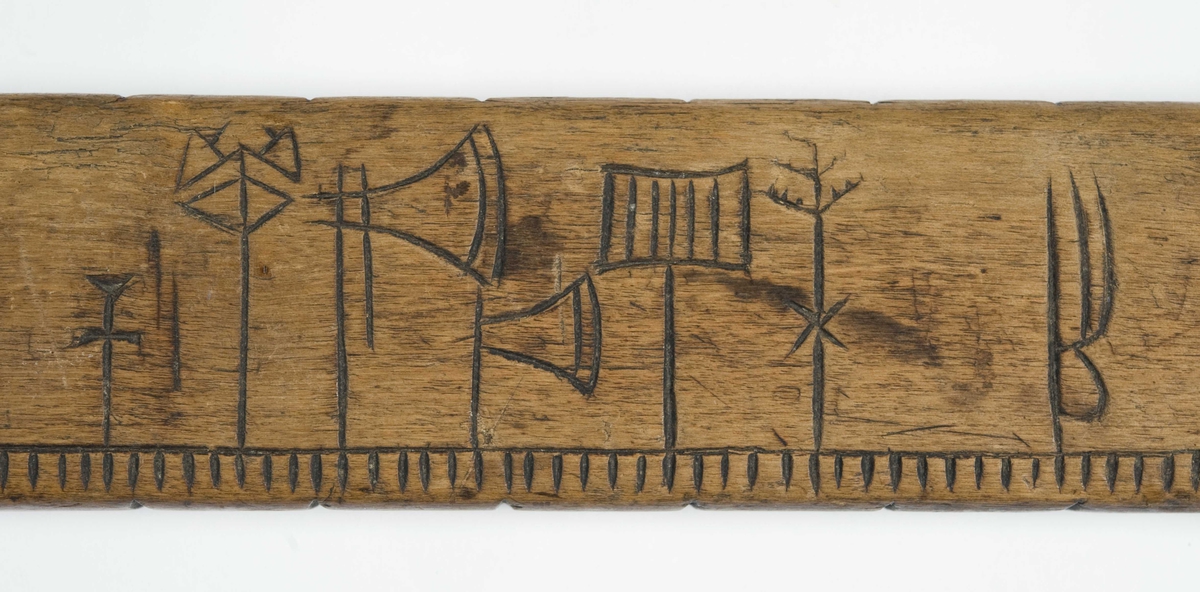 Prest Solveig Spilling Bakkevig kommer til Melsomvikkirken tirsdag 27. januar kl. 19 og holder foredrag om primstaven og de glemte høytidene. Primstaven er en gammel norsk evighetskalender som noen kanskje har på veggen hjemme, eller liggende på loftet. Hvordan ble den brukt, og hvordan var året innrettet i hverdager og høytider? Hvordan har folk levd med ritualer i hverdag og fest gjennom historien? Året har gått sin gang i samvirke mellom natur, kultur, jorda og menneskene. Har vi mistet noe på veien? Hva er verdt å ta vare på? Du er velkommen til å ta med din egen primstav, så kan vi lage en liten utstilling vi som kommer. Det blir enkel servering. Kvelden arrangeres av Stokke menighetsråd ved kirkestyret i Melsomvik. Foto: Anne-Lise Reinsfelt, CC BY-SA 4.0 <https://creativecommons.org/licenses/by-sa/4.0>, via Wikimedia Commons